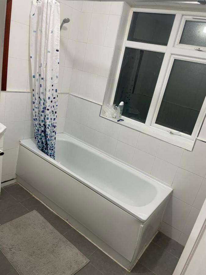 Welcome To Your New Home. Redbridge Екстериор снимка